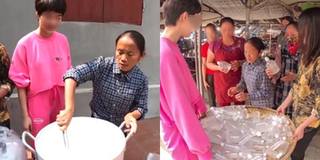 Giữa dịch Covid-19, bà Tân nấu nồi gel rửa tay khổng lồ tặng hàng xóm