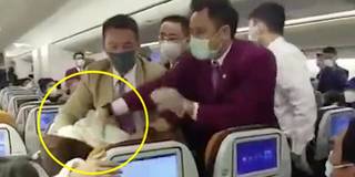 Đợi kiểm tra y tế quá lâu, hành khách Trung Quốc ho vào mặt tiếp viên