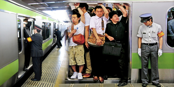 Kỳ lạ nghề "nhồi người" lên tàu điện ngầm tại Nhật Bản