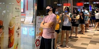 Người dân Singapore xếp hàng dài cả cây số mua trà sữa