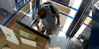Du khách bị bắt vì bôi nước bọt lên tiền rồi đặt ở cây ATM