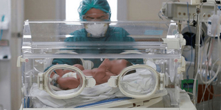 Bé sơ sinh 1 tháng tuổi chiến thắng virus Corona tại Thái Lan