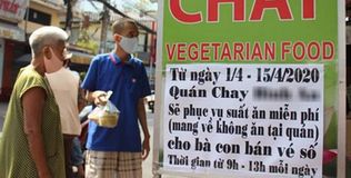 Ấm lòng mùa dịch: Phát thức ăn, khẩu trang miễn phí ở Sài Gòn