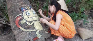 Nghỉ dịch buồn chán, cô gái trổ tài họa sĩ, vẽ Pokemon lên thân cây