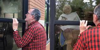 Cụ ông 85 tuổi đứng hát cho vợ nghe qua cửa kính khu cách ly