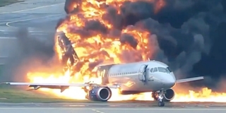 Chiếc máy bay chìm trong biển lửa sau khi bị sét đánh trúng
