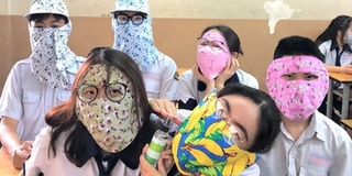 Muôn kiểu ngày quay về trường: Học sinh trùm kín mặt