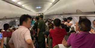 Hai hành khách bị mời rời khỏi máy bay vì tranh cãi trước giờ cất cánh