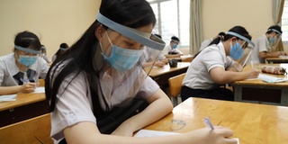 Học sinh đeo nón chắn giọt bắn có thể bị đau đầu, mỏi mắt, cận thị