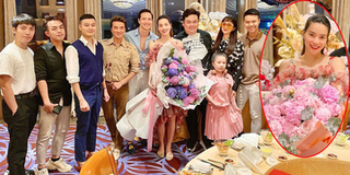 Hồ Ngọc Hà mang giày bệt, lấy hoa che bụng sau khi mang bầu song sinh