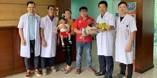 Hành trình cứu sống cháu bé 1 tuổi người Lào tại Hà Nội giữa dịch bệnh