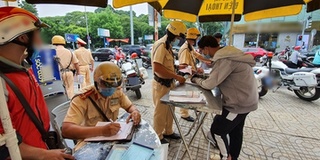Sài Gòn: Vượt đèn đỏ bị CSGT ghi hình xử phạt lấy lý do phải mưu sinh
