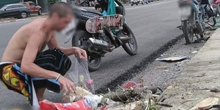 Người nước ngoài dùng tay không nhặt rác tại bãi tắm ở Quảng Ninh