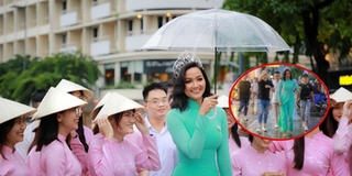 H'Hen Niê đi chân trần dưới mưa để đến sự kiện đúng giờ