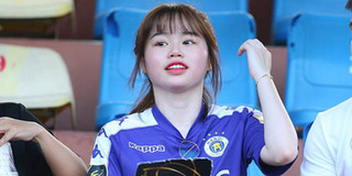 Huỳnh Anh diện áo đấu đến cổ vũ Quang Hải