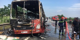 Xe giường nằm cháy trơ khung trên cao tốc Nội Bài - Lào Cai