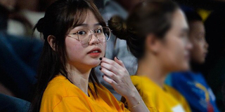 Huỳnh Anh lần đầu đến sân vận động cổ vũ cho Quang Hải