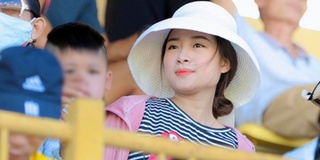 Bà xã Phan Văn Đức đến cổ vũ chồng bất chấp trời nóng 40 độ