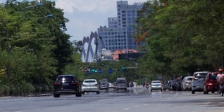 Đường phố Hà Nội nắng nóng, xuất hiện ảo ảnh giữa trưa