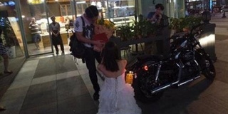 Cô gái cầu hôn bạn trai bằng sổ đỏ và xe phân khối lớn