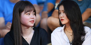 Huỳnh Anh và bạn gái Văn Hậu khoe sắc trên khán đài sân Hàng Đẫy