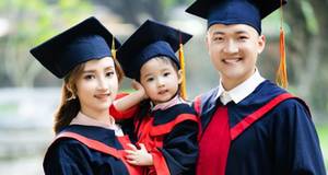 Nữ sinh lấy chồng sinh con từ năm nhất vẫn học giỏi xuất sắc