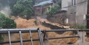 Hà Giang: Nước đổ xuống quốc lộ như thác, nhà máy thủy điện bị vùi lấp
