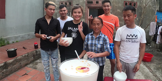 Bà Tân làm pudding đậu nành bằng cách xay xoài với sữa