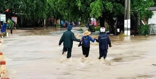 Mưa lớn xuất hiện ở Đắk Lắk gây ngập lụt, trôi xe, cô lập khu dân cư