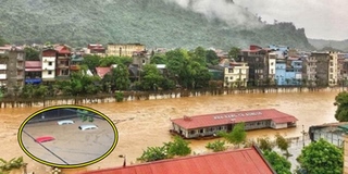 Hà Giang ngập trong biển nước, ô tô chỉ nhìn thấy nóc
