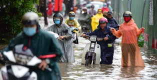 Sài Gòn mưa lớn, rào thi công chắn cống thoát nước gây ngập úng