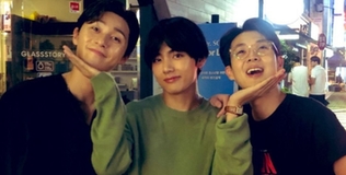 V (BTS) "bóc phốt" tài tử Choi Woo Sik ngay trên truyền hình