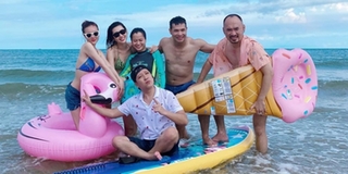 Trương Thế Vinh khoác vai Thúy Ngân tình tứ trước biển