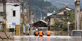 Nhiều hộ dân ở Nhật lặn qua cửa sổ rồi thoát ra ngoài vì lũ dâng cao