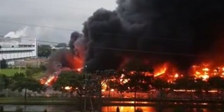 Khu công nghiệp ở Bắc Ninh cháy lớn, khói lửa bốc cao hàng chục mét