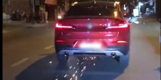 Nữ tài xế đi xe sang gây tai nạn rồi bỏ chạy, cuốn theo xe máy vào gầm