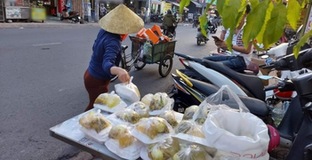 Hộp cơm từ thiện và câu chuyện ấm lòng của người Sài Gòn