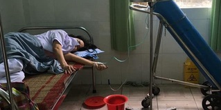 Nhân viên y tế ở Đà Nẵng làm việc tới mức kiệt sức phải thở oxy