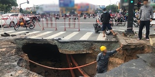 TP.HCM: "Hố tử thần" xuất hiện giữa giao lộ sau cơn mưa lớn