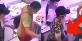 Đi mua đồ cúng, người phụ nữ trộm vịt quay nhét vào bên dưới