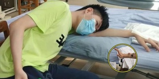 Thanh niên ngủ gục gối đầu lên tay dẫn đến tổn thương dây thần kinh
