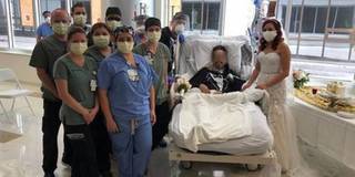 Cặp đôi Mỹ tổ chức đám cưới ở bệnh viện vì chú rể bị nhiễm Covid-19
