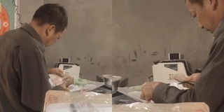 Xúc động người cha nghèo đếm từng đồng tiền đưa 2 con gái làm học phí