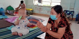 Bé 6 tháng tuổi hết hạn cách ly cùng mẹ, cả phòng nghẹn ngào xúc động