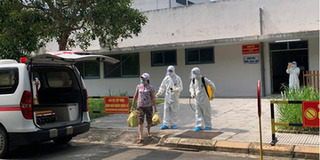 Đau lòng cảnh vợ khỏi bệnh về nhà là lúc để tang chồng mất vì Covid-19