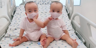 Song Nhi được tháo bột hoàn toàn, thích thú khi đeo khẩu trang
