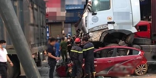 Hà Nội: Dừng đèn đỏ, ô tô con bị xe container chèn qua bẹp dúm