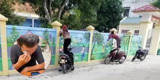 Mẹ trèo lên xe máy để dõi theo con trong ngày đầu đến lớp
