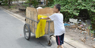Cậu bé 11 tuổi ngày ngày phải nhặt rác kiếm sống và ước mơ được đi học