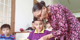 Bà giáo già sáng bán vé số, đêm "trồng người" ở lớp học tình thương